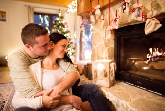 Par der sidder og kigger på deres julekalender